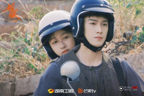 《耀眼》是最近评价不错的现偶剧，高智落难千金女主vs.全能野草男主。《耀眼》的氛围很细腻清新，没有无脑撒糖、没有狗血霸总，对爱情的铺垫细腻。虽然有观众觉得中后期比较拖沓，有点可惜，但整体而言《耀眼》是一部很适合盛夏追的小甜剧。