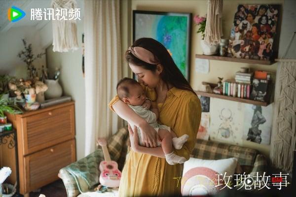 刘亦菲早年以《仙剑奇侠传一》、《神雕侠侣》等古装剧走红，是很多人心中的古装神颜。近年刘亦菲又以《梦华录》、《去有风的地方》、《玫瑰的故事》回归小萤幕，也都获好评呢！