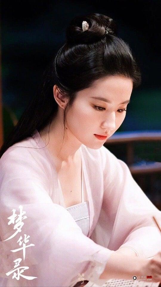刘亦菲早年以《仙剑奇侠传一》、《神雕侠侣》等古装剧走红，是很多人心中的古装神颜。近年刘亦菲又以《梦华录》、《去有风的地方》、《玫瑰的故事》回归小萤幕，也都获好评呢！