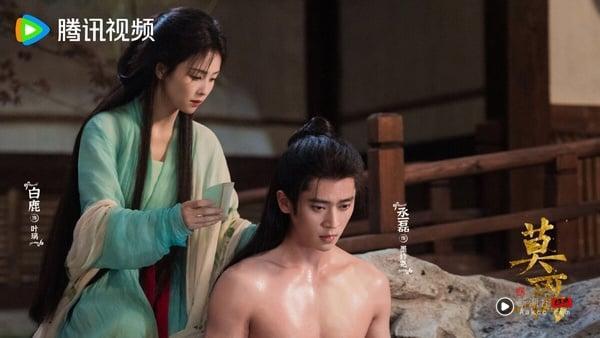 白鹿《莫离》是最近的高热度古装剧，导演的镜头满有美感，服化道古色古香。不过也有观众认为，《莫离》开头铺垫太慢，明明有大家爱看的先婚后爱、宅斗元素，却不会让人抓心挠肝想接着看。