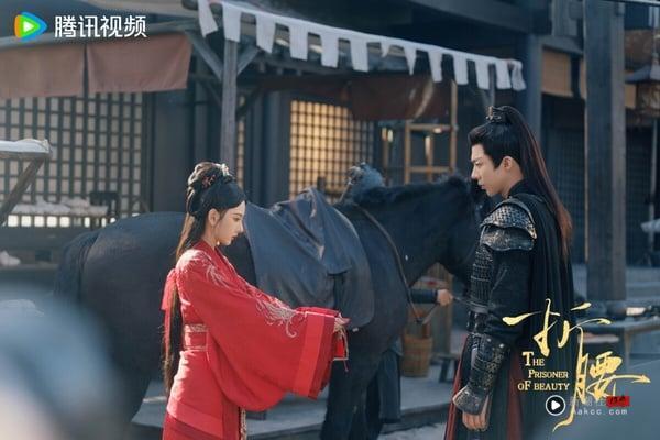 刘宇宁、宋祖儿主演的《折腰》是近年的人气古装剧，评价还不错，人设和剧情很新鲜。《折腰》是乱世之下的爱恋，男女主角有家仇，后来先婚后爱，剧情很带感。《折腰》满让人眼睛一亮，质感很好，刘宇宁有苏感，宋祖儿美翻，追一集就让人秒入坑！