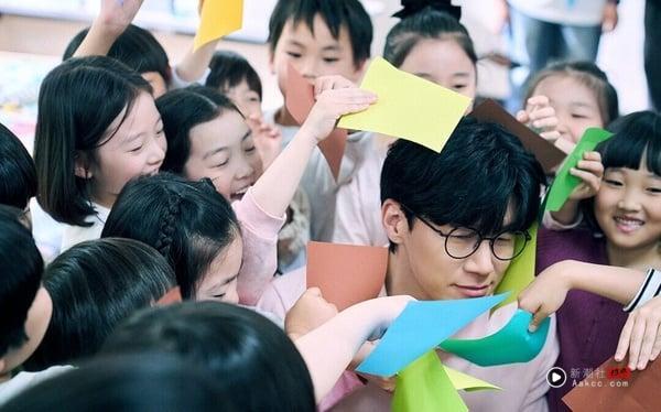 《铁拳教育》是近期人气最火爆的Netflix韩剧，大快人心的情节让《铁拳教育》在全球皆掀起追剧热潮，冲上超过20国收看冠军！《铁拳教育》以教权保护局为主角，他们肩负大胆使命，要为行为越界的学生、老师、家长好好上一课。这群人无所不用其极，甚至不惜逾越法律规范，只为恢复校园内的秩序。