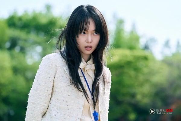 Netflix《铁拳教育》绝对是最近必看韩剧！《铁拳教育》讲述在校园霸凌横行、师道尊严尽失，教育体制早已千疮百孔的世代，一支编制神秘、手段强硬的“教权保护局”特勤小组悄然现身，以课本里没有的方式，替那些走投无路的老师出头。