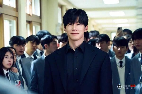 Netflix《铁拳教育》绝对是最近必看韩剧！《铁拳教育》讲述在校园霸凌横行、师道尊严尽失，教育体制早已千疮百孔的世代，一支编制神秘、手段强硬的“教权保护局”特勤小组悄然现身，以课本里没有的方式，替那些走投无路的老师出头。