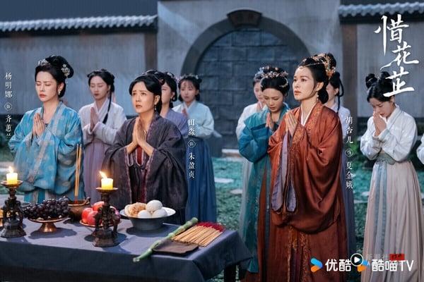 《惜花芷》是2024年意外高评的黑马剧，豆瓣拿下7.4高分，追过的都推！《惜花芷》是个大女主成长故事，花芷是花家嫡长女，一直藏拙，却在花家落难时，带领家族女人们东山再起。花芷发现丫环有做蜜饯的手艺，就开始从沿街叫卖，一步步扩大事业，慢慢做成糕饼品牌。