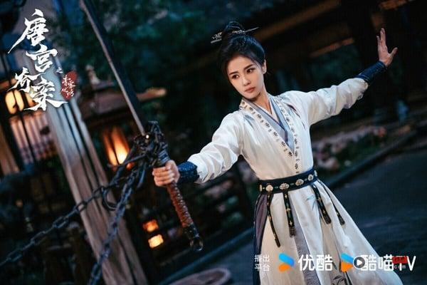 白鹿《唐宫奇案之青雾风鸣》是一部古装悬疑剧，讲述上元佳节，宁远公主在夜宴上离奇身亡，福昌县主李佩仪和太史局太史丞萧怀瑾奉命调查。两人默契配合探案，随后两人又携手破获了一系列发生在大唐内廷中的“宫闱秘史”，诡异奇案接踵而至。