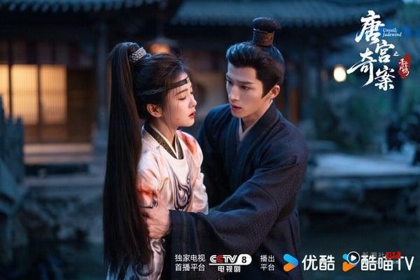 白鹿《唐宫奇案之青雾风鸣》是一部古装悬疑剧，讲述上元佳节，宁远公主在夜宴上离奇身亡，福昌县主李佩仪和太史局太史丞萧怀瑾奉命调查。两人默契配合探案，随后两人又携手破获了一系列发生在大唐内廷中的“宫闱秘史”，诡异奇案接踵而至。