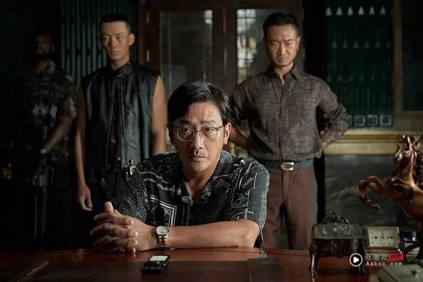 《毒枭圣徒》集结河正宇、黄晸珉、朴海秀、柳演锡、赵宇镇等演技派主演，改编自真人真事。《毒枭圣徒》讲述在苏利南经营事业的韩国商人姜仁久，在别无选择下，只能冒着生命危险加入韩国地区情报院与美国缉毒局的联合秘密任务，逮捕苏国韩侨大毒枭全耀焕的故事。