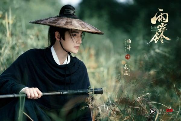 杨洋竟然在后排！杨洋近年开始推出比较多古装剧，主演《雨霖铃》、《凡人修仙传》古装都帅得让人难忘，不过或许是因为杨洋的现代剧比较让人印象深刻吧！