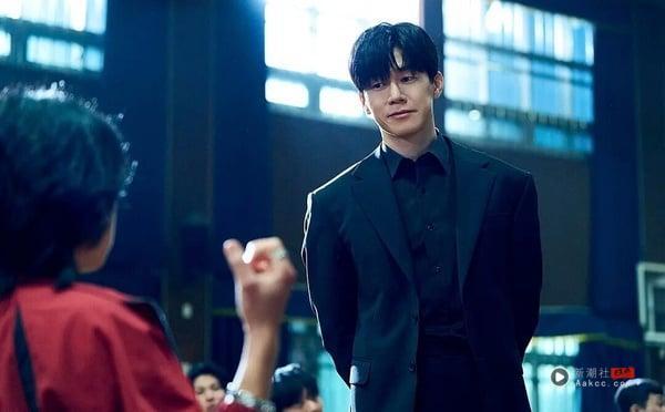 《铁拳教育》让金武烈爆红，他的新剧《First Doctor》也引起讨论。《First Doctor》是医疗剧，由《铁拳教育》、《少年法庭》导演指导，这位导演指导的都是节奏紧凑、让人能反思社会议题的好剧呢！