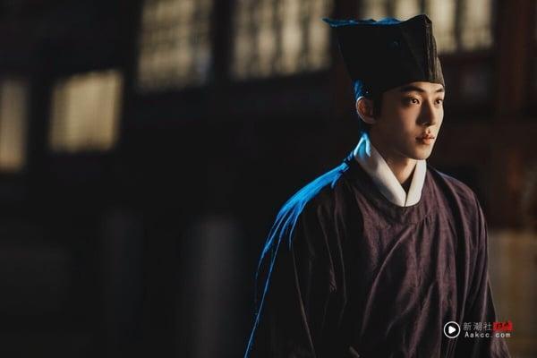 《鬼谜东宫》将于7/17开播，接档《铁拳教育》。《鬼谜东宫》是男神南柱赫的退伍复出首作，找来近年受瞩目的新演员卢允瑞，以及影帝曹承佑携手主演。这部播出前其实话题比《铁拳教育》更高呢！据说Netflix想将《鬼谜东宫》打造成“第二个《鱿鱼游戏》”。