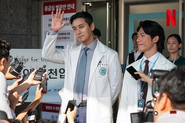 Netflix7部追了停不下来韩剧!《铁拳教育》上瘾度4颗星，《王室死对头》3星，这部5颗星