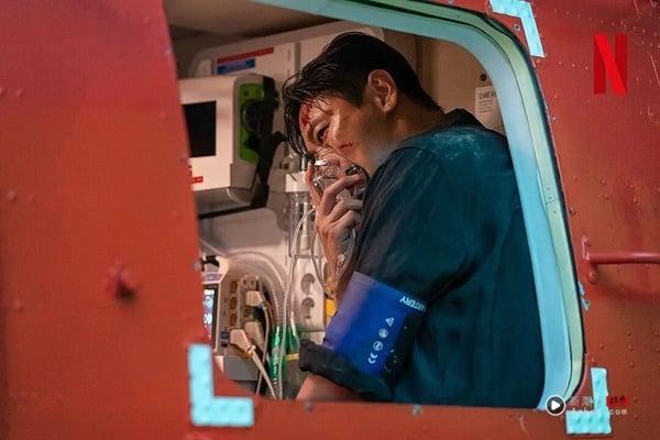 Netflix7部追了停不下来韩剧!《铁拳教育》上瘾度4颗星，《王室死对头》3星，这部5颗星