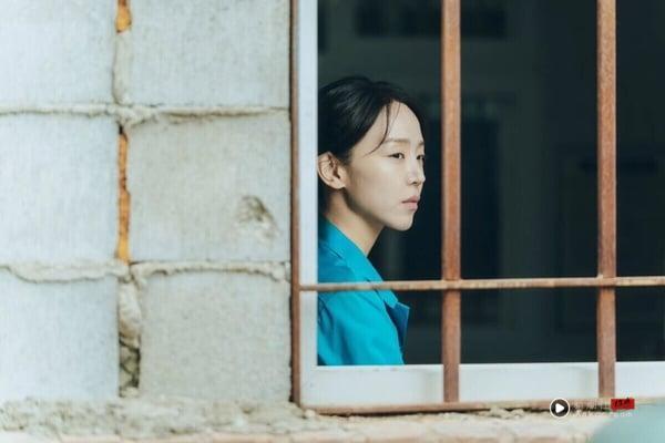 《莎拉的真伪人生》是犯罪惊悚剧，找来申惠善、李浚赫继《秘密森林》后再度携手合作，在剧中分别化身女骗子与刑警，上演一场心理博弈，剧情紧张感十足。虽然也有观众认为剧情比较闷，结局评价也很两极，但整体而言《莎拉的真伪人生》好评度还是满高，申惠善的教科书级演技，让人追了欲罢不能！