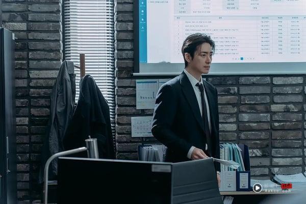 《莎拉的真伪人生》是犯罪惊悚剧，找来申惠善、李浚赫继《秘密森林》后再度携手合作，在剧中分别化身女骗子与刑警，上演一场心理博弈，剧情紧张感十足。虽然也有观众认为剧情比较闷，结局评价也很两极，但整体而言《莎拉的真伪人生》好评度还是满高，申惠善的教科书级演技，让人追了欲罢不能！