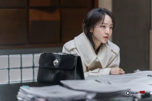 《莎拉的真伪人生》是犯罪惊悚剧，找来申惠善、李浚赫继《秘密森林》后再度携手合作，在剧中分别化身女骗子与刑警，上演一场心理博弈，剧情紧张感十足。虽然也有观众认为剧情比较闷，结局评价也很两极，但整体而言《莎拉的真伪人生》好评度还是满高，申惠善的教科书级演技，让人追了欲罢不能！
