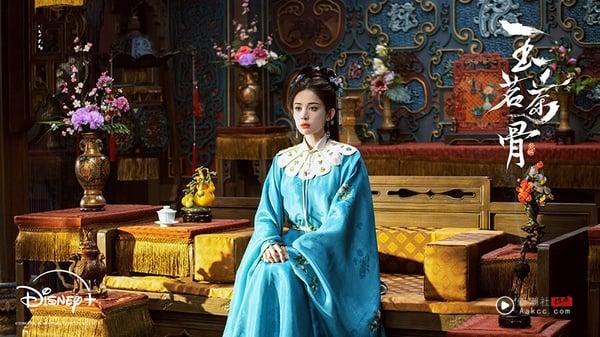 《玉茗茶骨》是《延禧攻略》制作人于正又推出的大女主剧，于正特别会拍这种家宅群像，好几部都让人欲罢不能！《玉茗茶骨》剧情逻辑不能深思，但情节丰富，结合了长剧的质感和短剧的优点，主打男人宅斗、女人商战。《玉茗茶骨》像《延禧攻略》一样，第一集就有爽感满满的大女主剧情。