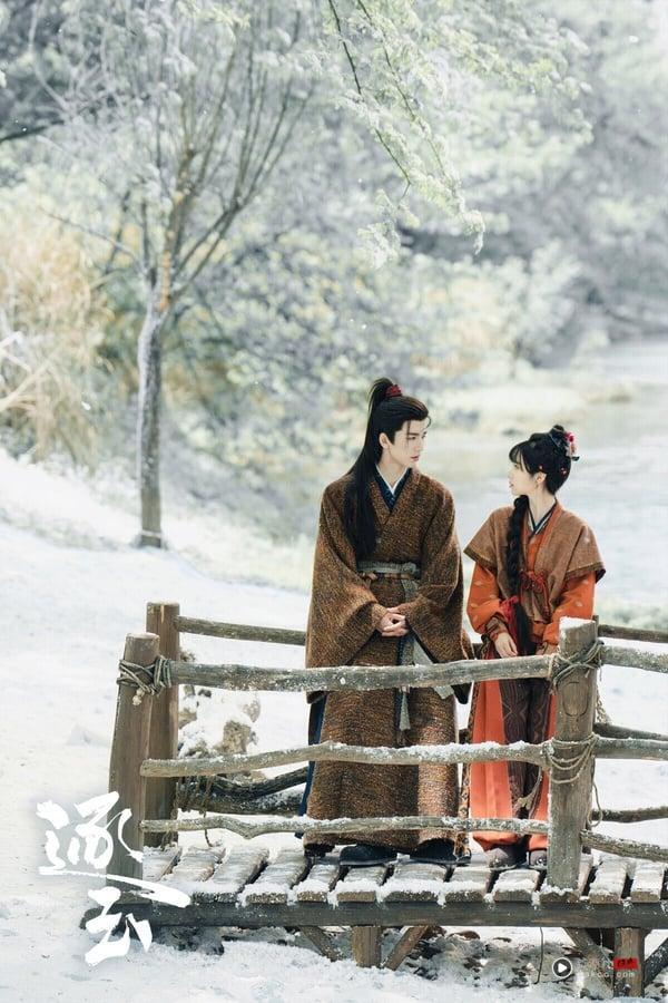 《逐玉》绝对是2026必追的古装剧！《逐玉》的剧情很有意思，屠户女捡到落难侯爷，然后先婚后爱。《逐玉》节奏很刚好，第一集主角就火速相遇、女主捡男主回家，完全不拖沓！而且《逐玉》的感情铺垫很细腻，能感受到男女主角慢慢相爱、生死相许，打斗的大场面也拍得很有美感，真的推荐追！