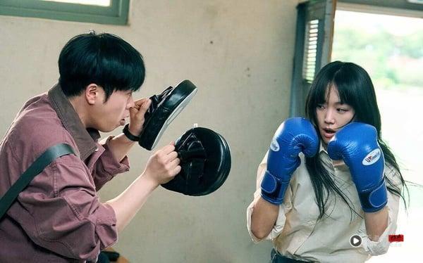 Netflix《铁拳教育》绝对是最近必看韩剧！《铁拳教育》演员群都不算是人气偶像派，但每一个都超会演。而且《铁拳教育》剧本很扎实，反应现实，导演拍摄的手法也兼顾了爽感，让人一追就入迷！