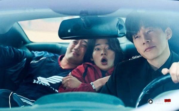 Netflix《铁拳教育》绝对是最近必看韩剧！《铁拳教育》演员群都不算是人气偶像派，但每一个都超会演。而且《铁拳教育》剧本很扎实，反应现实，导演拍摄的手法也兼顾了爽感，让人一追就入迷！