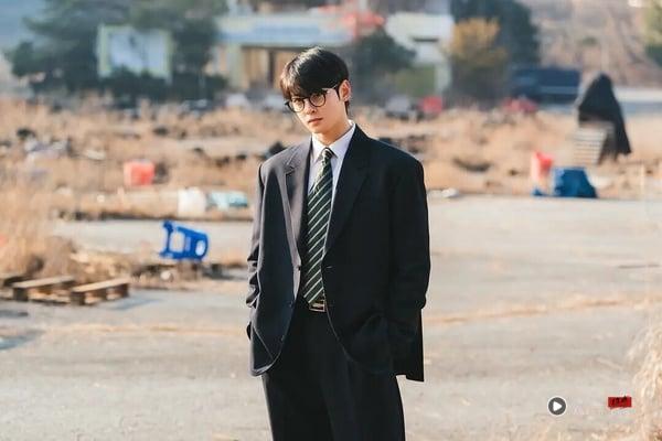 《超能路人甲》也是最近Netflix口碑不错的韩剧，讲述住在同一社区、被称为“官方边缘人”的一群路人甲意外获得超能力，这群集结了问题人物、社交障碍、麻烦精与冤大头的平凡英雄们，被迫组队对抗威胁世界和平的反派，展开一场笑料不断、荒诞又热血的超能力大冒险。