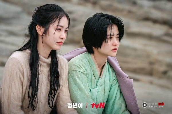 《正年》由《衣袖红镶边》导演执导，剧情以短暂而辉煌的女性中国台湾电视剧鼎盛时期为背景，讲述拥有声乐天赋的少女“正年”，克服自身局限，成为顶级演员的成长历程，以及那些时刻不放弃追求梦想的才华横溢的人们的故事。