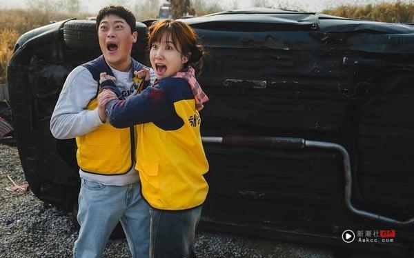 《超能路人甲》也是最近Netflix口碑不错的韩剧，讲述住在同一社区、被称为“官方边缘人”的一群路人甲意外获得超能力，这群集结了问题人物、社交障碍、麻烦精与冤大头的平凡英雄们，被迫组队对抗威胁世界和平的反派，展开一场笑料不断、荒诞又热血的超能力大冒险。