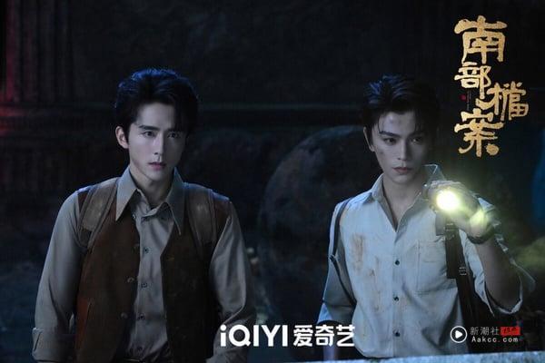 《南部档案》是最近的热门电视剧，这部剧可以视为《盗墓笔记》外传，一样有奇幻诡谲的冒险故事，开篇节奏满快，有立住恐怖奇幻的氛围感，但又夹杂一点搞笑。不过《南部档案》评价比较两极，有观众认为张新成、丁禹兮偶包太重，表现没有先前在《以家人之名》、《永夜星河》那么惊艳，但也有人觉得两人演技还是很好，观众意见不一。