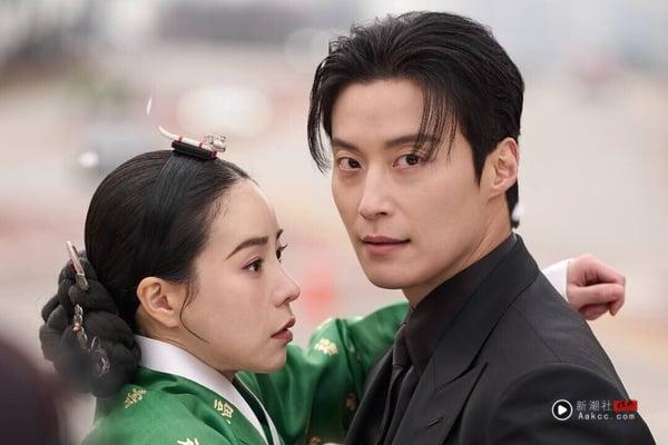 《我的王室死对头》前期冲出高热度，不过结局碰上《铁拳教育》，热度都被分走。其实《我的王室死对头》可以一追！是搞笑的穿越剧，林智妍的疯批演技获得一片盛赞，与许楠儁火花爆棚，让人一追就停不下来！