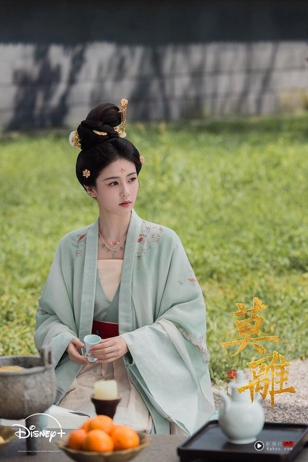 《莫离》找来人气演员白鹿和丞磊搭配，两人古装扮相都好看，故事主打先婚后爱，拍摄质感还不错。不过《莫离》比较挑观众，有观众认为剧情铺垫比较平缓，让习惯了短影音的观众比较没耐心。但如果能看下去，仍有观众觉得越看越有韵味。《莫离》仍吸引一大批剧迷呢！