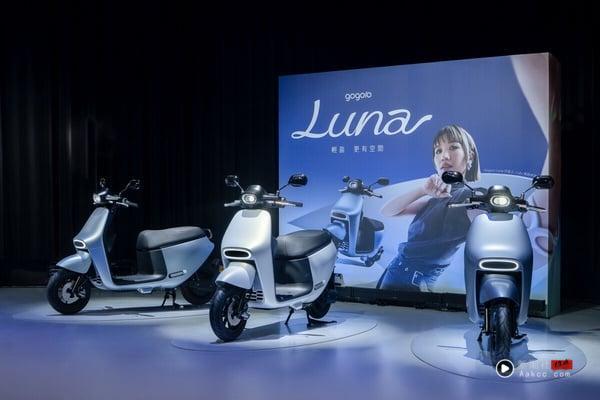 Lulu黄路梓茵代言Gogoro Luna2 踩高跟鞋挑战“超省力中柱”惊呆！自曝感情观爱掌控
