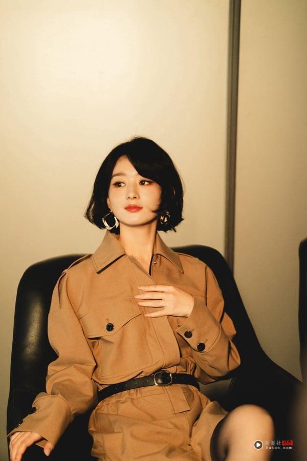 提到赵丽颖，很多人第一反应都是“甜”，她圆圆的小脸很有辨识度。不过其实也有很多网友指出，赵丽颖是美人底子啊！五官匀称，眼睛漂亮，鼻子嘴巴小巧，越看越难看。