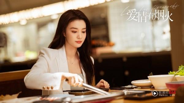 《爱情有烟火》被积压许久终于开播！《爱情有烟火》是欢喜冤家合租的甜宠剧，开播后评价比较两极，有网友认为《爱情有烟火》没有拍出《难哄》那样浪漫的氛围感，檀健次、王楚然也没有CP感，但剧本倒是有内容。剧情有不少喜剧元素，主角是欢喜冤家，两位主演的斗嘴戏份很搞笑。