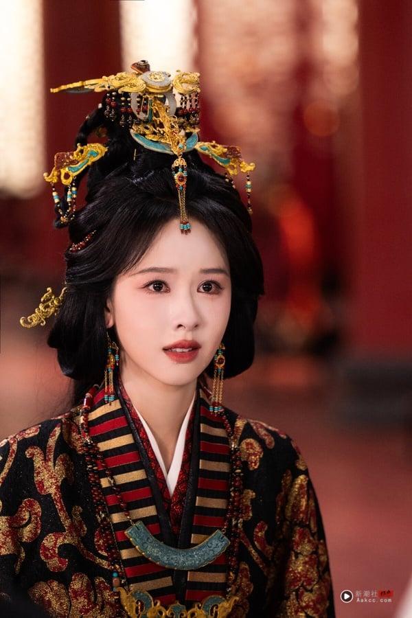 陈都灵《翘楚》是最近的热门古装剧，改编自人气小说《楚后》，主打大女主重生。《翘楚》首播热度满高，剧情融合了短剧快节奏和高爽感的特点，因此很让人上瘾。但也有观众认为，《翘楚》很可惜拍得不够细腻。