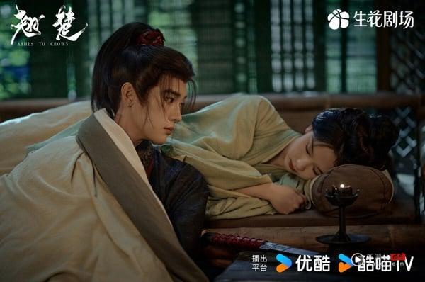 陈都灵《翘楚》是最近的热门古装剧，改编自人气小说《楚后》，主打大女主重生。《翘楚》首播热度满高，剧情融合了短剧快节奏和高爽感的特点，因此很让人上瘾。但也有观众认为，《翘楚》很可惜拍得不够细腻。