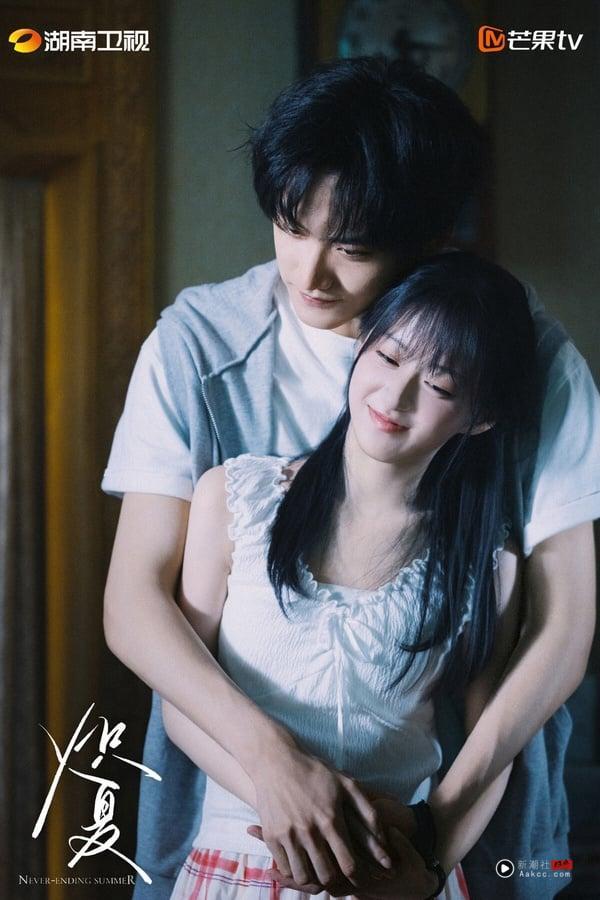 《炽夏》改编自小说《坠落》，这部是超级甜宠大IP呢！《炽夏》原着小说跟《偷偷藏不住》、《难哄》一样，收藏量都飙破百万，不过《炽夏》却没有达到《偷偷藏不住》、《难哄》那么高的声量，改编评价也两极。