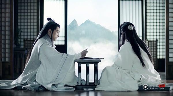 《琅琊榜》也是每年都稳定有人喜欢重刷的神剧，它带起这几年的权谋剧风潮，至今无人能超越。《琅琊榜》剧情高能精彩、情感细腻真挚，每一计策环环相扣，让人出乎意料。后续像是《军师联盟》系列、《鹤唳华亭》、《庆余年》，都不免被拿来和《琅琊榜》比较，但《琅琊榜》依然是许多剧迷心目中的第一。