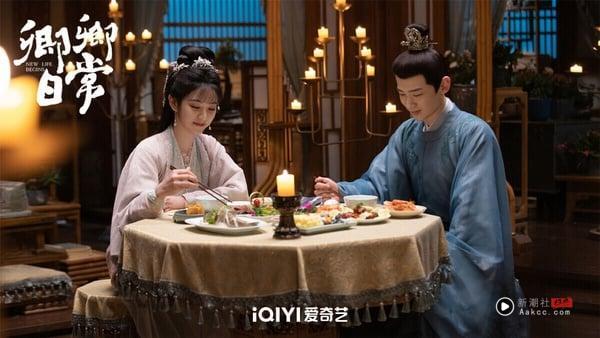 《卿卿日常》是近年大获好评的古装甜宠剧，改编自小说《清穿日常》，原着其实是有点压抑的穿越故事，但剧版大改，却改编得不错！一样是先婚后爱，还结合美食和女性成长，剧本没有硬伤，节奏快、剧情甜，白敬亭和田曦薇CP火花很强！
