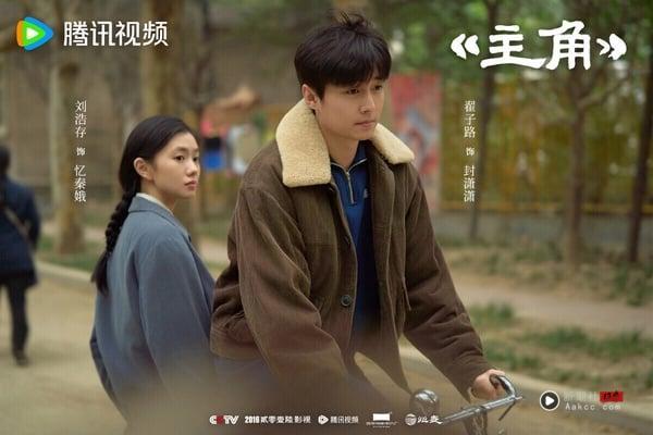 《主角》是2026热度满高的电视剧，不是热门的甜宠剧、古偶剧，这部剧原着小说曾获得茅盾文学奖，剧情以秦腔名伶－－忆秦娥跨越半世纪的艺术生涯为主线，讲述她从放羊娃历经剧团波折，凭藉刻苦精神逐步成长为舞台主角的故事。