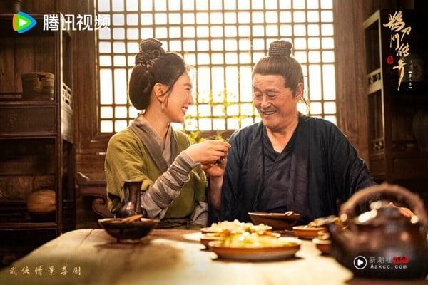 《鹊刀门传奇》是一部武侠情景喜剧，由喜剧小品大师赵本山主演。2023年推出的第一季获得8.2高分，情节简单，但环环相扣不拖拉，搞笑中还带着一点讽刺意味，获得超高评价。《鹊刀门传奇2》口碑没崩，一样冲上8.2分！