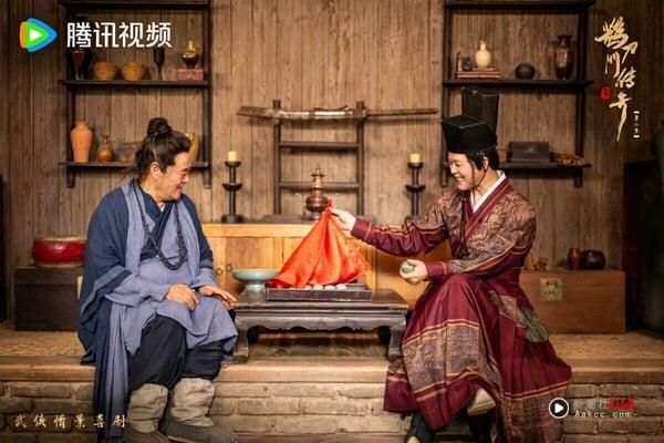 《鹊刀门传奇》是一部武侠情景喜剧，由喜剧小品大师赵本山主演。2023年推出的第一季获得8.2高分，情节简单，但环环相扣不拖拉，搞笑中还带着一点讽刺意味，获得超高评价。《鹊刀门传奇2》口碑没崩，一样冲上8.2分！
