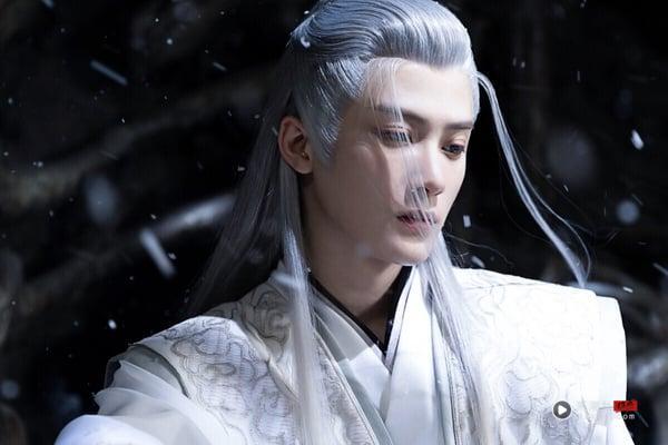 《长相思》相柳的结局让人哭爆啊！这一只九头妖真的太惨，他从小无人可依，被困在斗兽场，日复一日的争斗，只为活命。拼了命从斗兽场逃出来以后，依然无枝可依，幸而被义父洪江所救。从此，他成了辰荣义军军师，总是一席白衣在战场上吸引敌人火力。