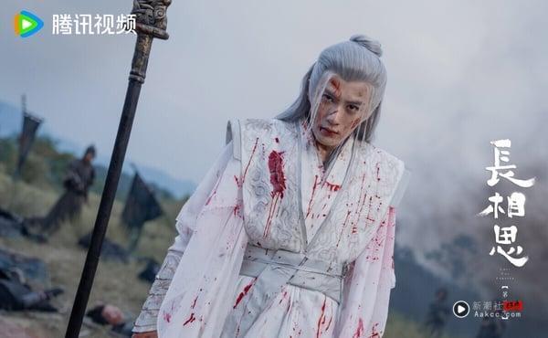 《长相思》相柳的结局让人哭爆啊！这一只九头妖真的太惨，他从小无人可依，被困在斗兽场，日复一日的争斗，只为活命。拼了命从斗兽场逃出来以后，依然无枝可依，幸而被义父洪江所救。从此，他成了辰荣义军军师，总是一席白衣在战场上吸引敌人火力。