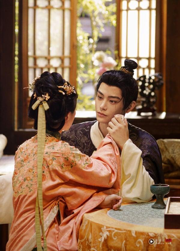 《花开锦绣》是热度蛮高的待播古装剧，找来《长乐曲》CP丁禹兮、邓恩熙二搭，两人先前就很有CP火花，外型、演技都相当般配。而《花开锦绣》原着小说和《九重紫》出自同一个作者，还找来《折腰》导演邓科指导，阵容很华丽。