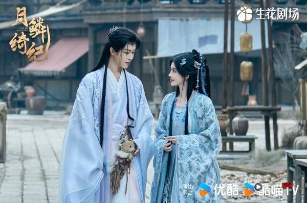 鞠婧祎《月鳞绮纪》成绩不错呢！该剧由郭敬明指导，鞠婧祎和陈都灵饰演一对性格迥异的九尾狐姐妹花，两人都超级美，剧中的打戏不含糊，演员之间化学反应不错。不过郭敬明的剧一向评价两极，不喜欢郭敬明风格的人认为剧情节奏稀碎、不知所云，但也有人觉得视觉效果很到位，CP之间有化学反应。