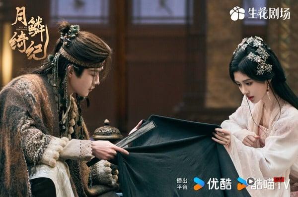 鞠婧祎《月鳞绮纪》成绩不错呢！该剧由郭敬明指导，鞠婧祎和陈都灵饰演一对性格迥异的九尾狐姐妹花，两人都超级美，剧中的打戏不含糊，演员之间化学反应不错。不过郭敬明的剧一向评价两极，不喜欢郭敬明风格的人认为剧情节奏稀碎、不知所云，但也有人觉得视觉效果很到位，CP之间有化学反应。