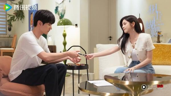 最近周柯宇主演的《炽夏》评价不佳，很多人都更推荐周柯宇去年主演的《狙击蝴蝶》，搭档陈妍希，剧情、CP火花都更受好评，也没烂尾。《狙击蝴蝶》是姊弟恋题材的甜宠剧，导演有拍出姊弟恋让人心动的感觉，陈妍希甜美，周柯宇苏感强，剧中的强吻戏、壁咚戏拍得很有张力，让人沦陷啊！