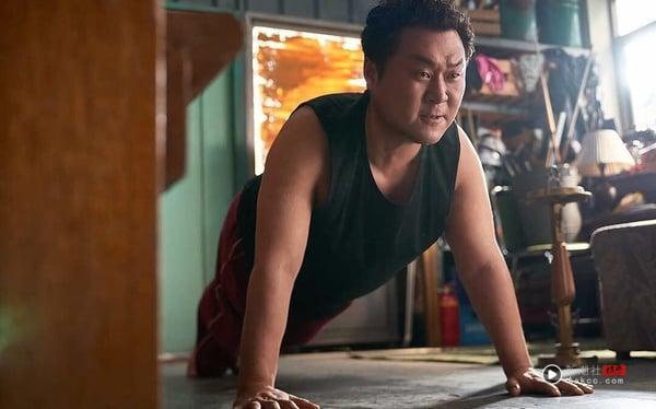 《人夫总动员》6大剧情、角色介绍：前任vs.现任丈夫联手救妻女，上映霸榜Netflix冠军