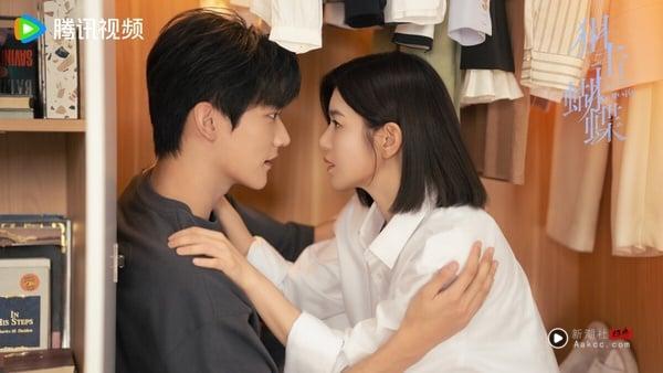 比起《炽夏》，很多人都觉得周柯宇主演的另一部甜宠剧《狙击蝴蝶》更值得追！《狙击蝴蝶》近年意外走热的黑马甜宠剧，年上姊姊vs.她曾资助的少年之间的故事，感情线带了点禁忌感。周柯宇和陈妍希火花十足，远胜《炽夏》。剧中一些壁咚、吻戏拍得很有性张力，被剧迷大推。