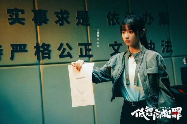 田曦薇以《逐玉》爆红后，她主演的悬疑剧《低智商犯罪》也开播了，这部很受好评！豆瓣有8.2分！《低智商犯罪》不走缜密阴森的悬疑路线，反而是喜剧元素占比更多，是悬疑剧里很新颖的尝试。王骁、王传君和蠢贼们很有喜感，这部剧适合当下饭剧追。